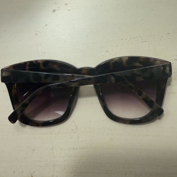 Loft Oversized Throwin’ Shade Sunglasses Gray/Black Tortoise - Picture 2 of 8
